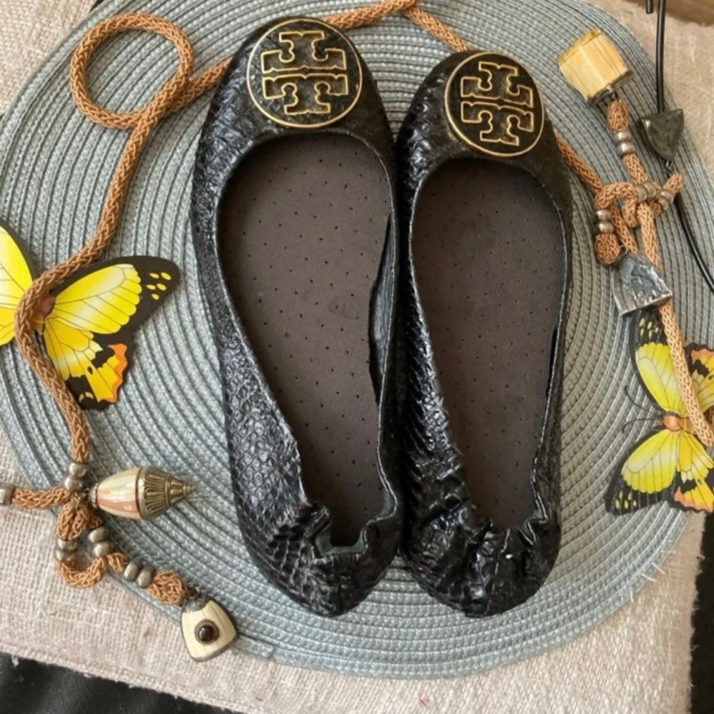 Tory Burch Reva Snakeskin Flats withGold Medallion, 7.5 are in good condition..